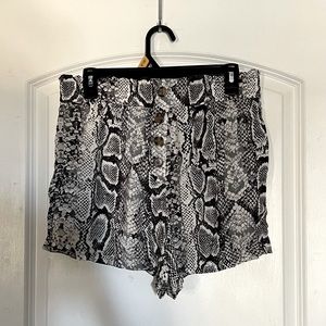 NWT Women’s Flowy Soft Animal Print Shorts, Size L, Macy’s Derek Heart